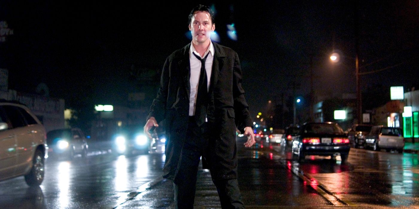 Keanu Reeves fica no meio da rua em Constantine