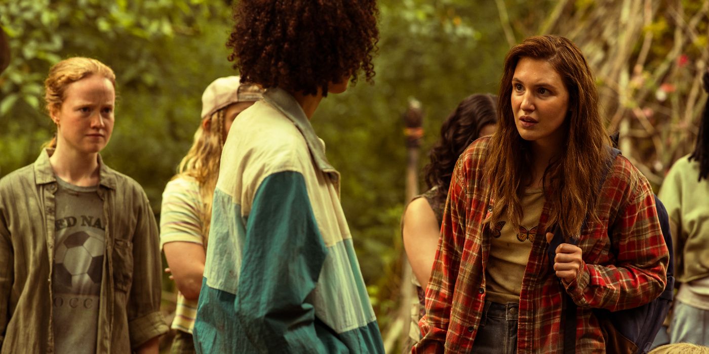 Liv Hewson and Sophie Nelisse in Yellowjackets Season 3 Episode 3