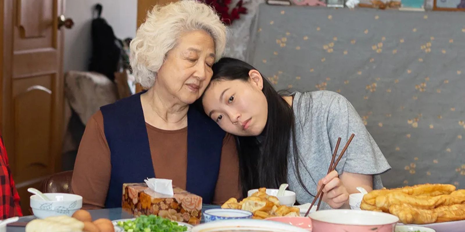 Billi leaning her head on her grandmother&rsquo;s shoulder in The Farewell