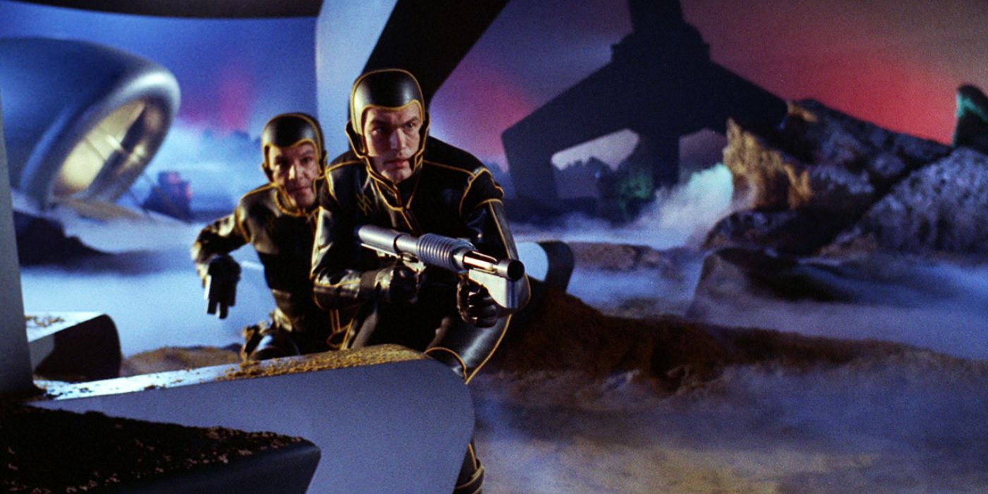 Barry Sullivan as Captain Mark Markary and Ángel Aranda as Wess Wescant in &lsquo;Planet of the Vampires&rsquo;