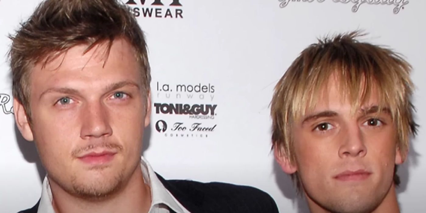 Aaron Carter and Nick Carter posing for a photo op