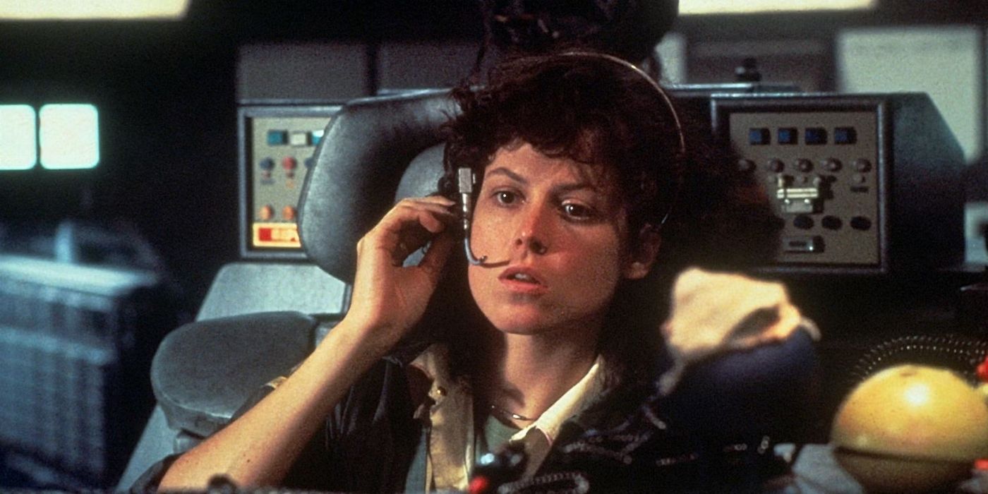 Sigourney Weaver hablando en un micrófono en alienígena