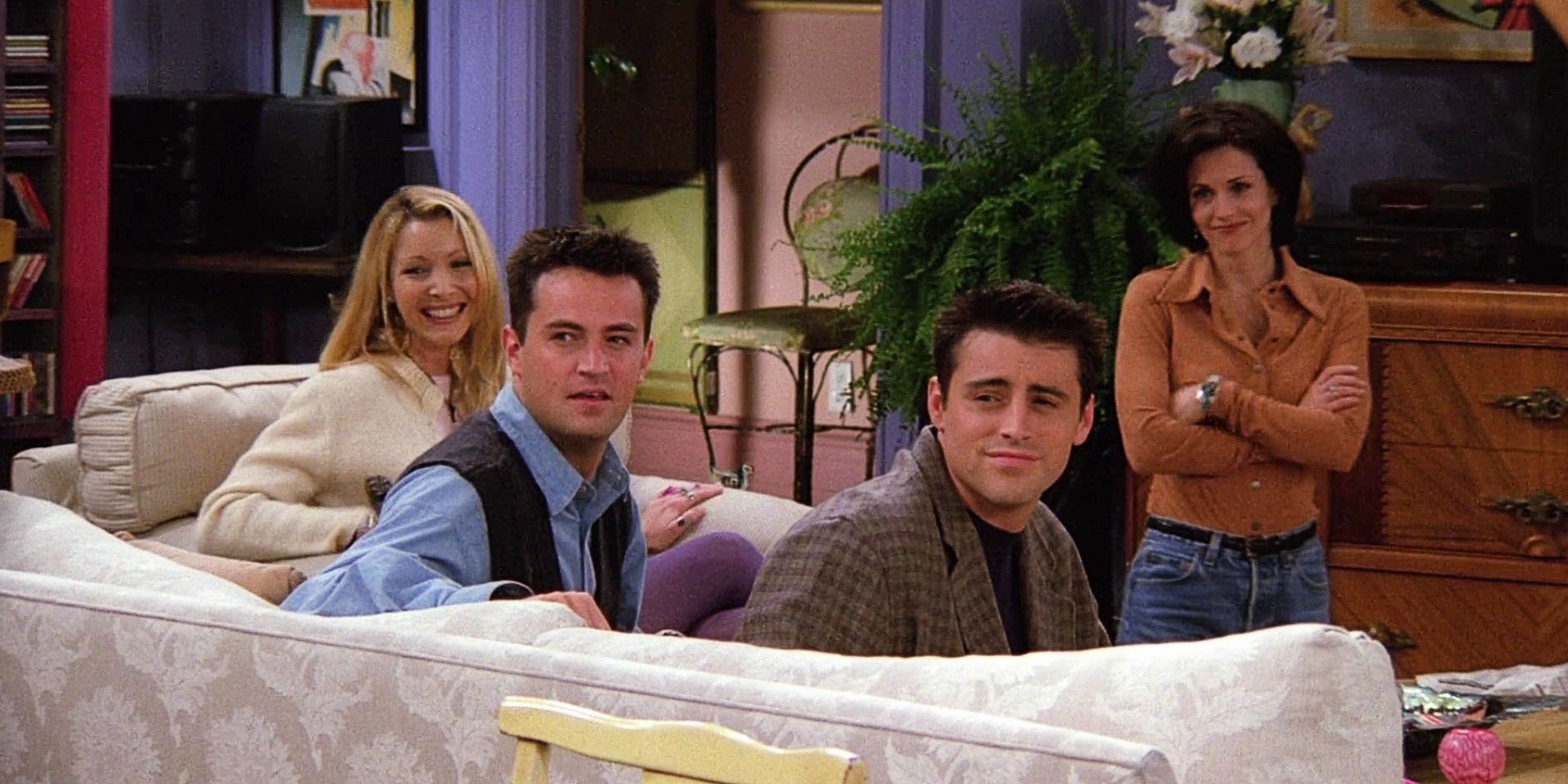 Phoebe Buffay, Chandler Bing, Joey Tribbiani y Monica Geller sentados en el sofá y sonriendo en Friends Season 2