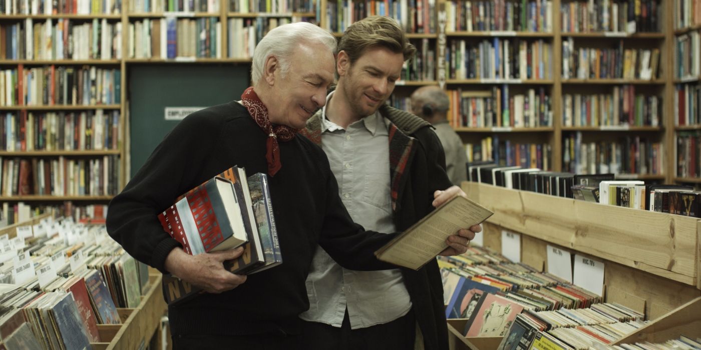 Christopher Plummer as Hal Fields looking at books with his son Ewan McGregor as Oliver Fields