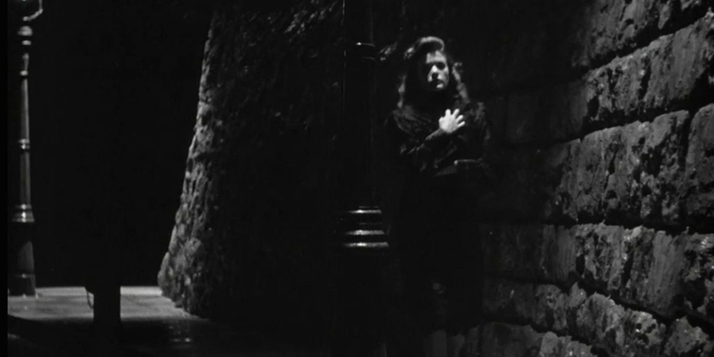 Jane Randolph walks down a sidewalk in &lsquo;Cat People&rsquo;