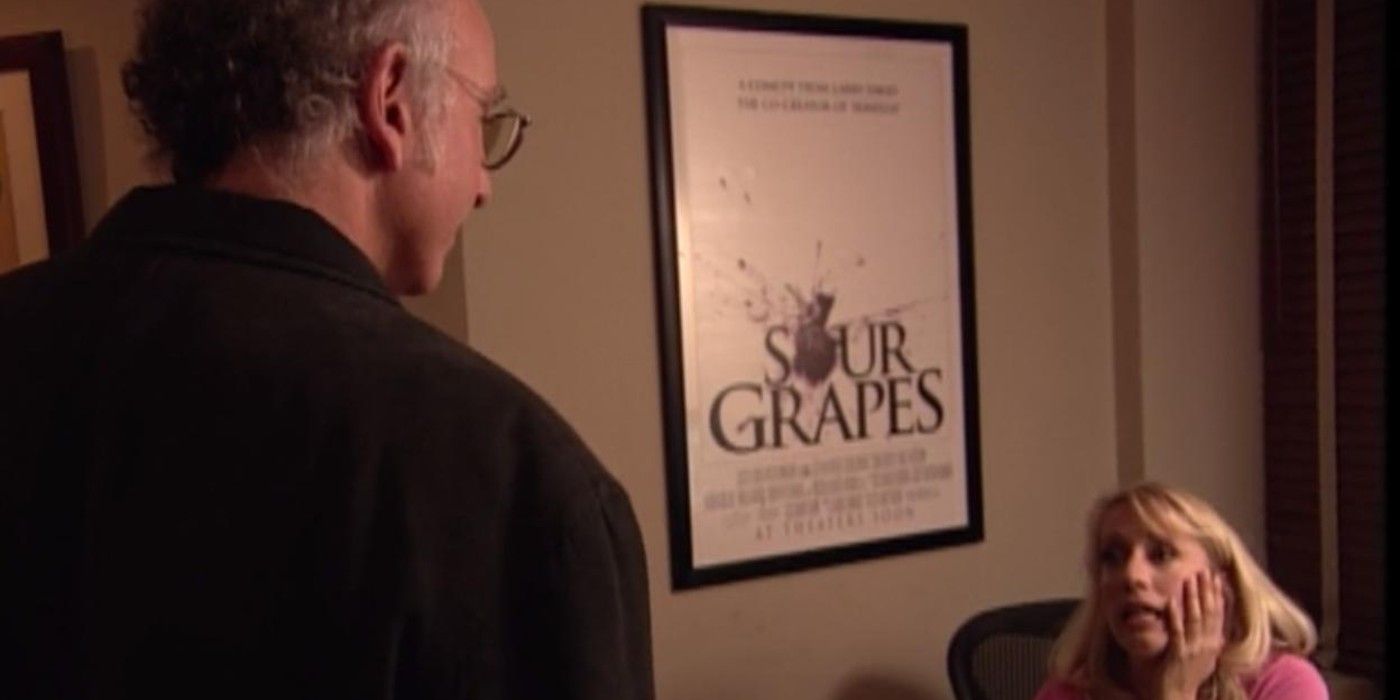 Un póster de 'uvas agrias' cuelga en la oficina de Larry David en 'frena su entusiasmo. Larry David mientras él mismo mira a un secretario. 