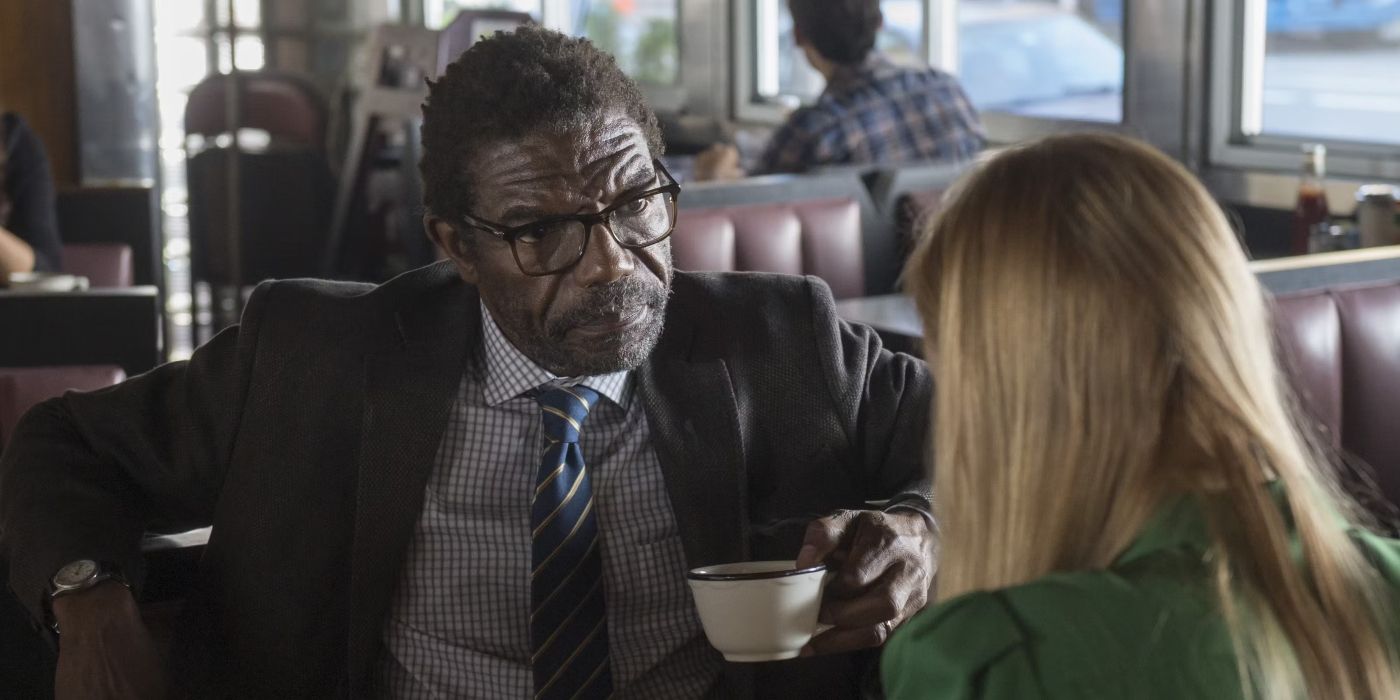 Ben Urich (Vondie Curtis-Hall) talking to Karen Page (Deborah Ann Woll) in a diner in Daredevil