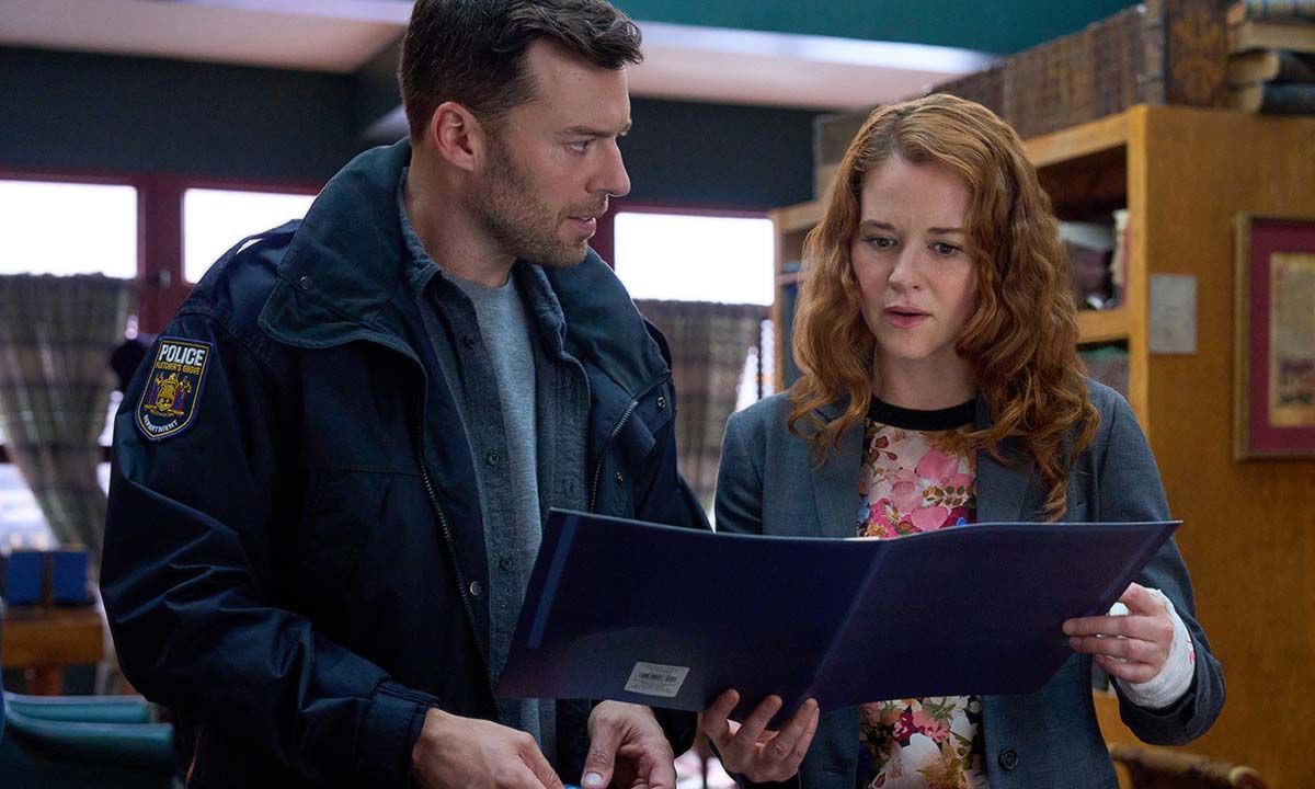 Emily-and-Sam-in-Mistletoe-Murders