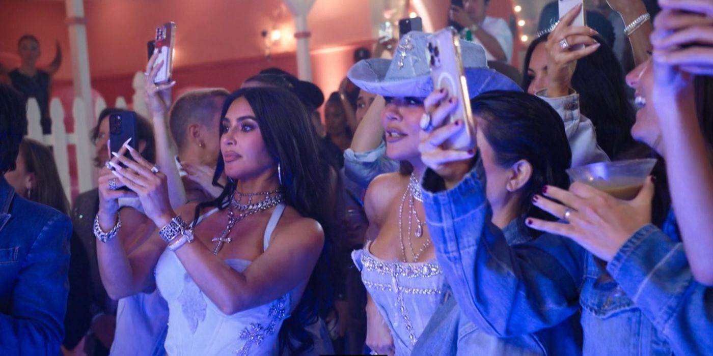 Khloé Kardashian and Kim Kardashian in the crowd at Khloé&rsquo;s birthday on &lsquo;The Kardashians&rsquo;