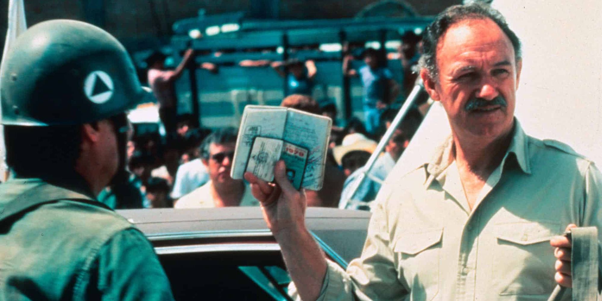 Gene Hackman montrant un cahier à quelqu'un dans «Under Fire» (1983)