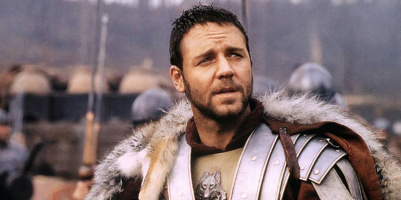 Russell Crowe as Maximus in Gladiator wearing armor among his army