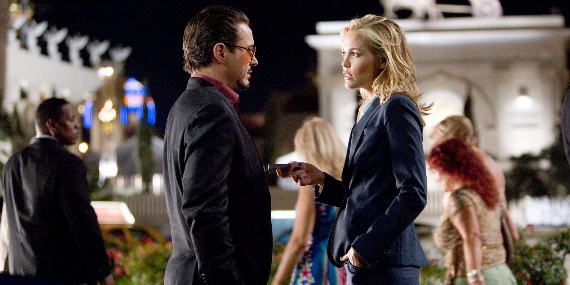 Robert Downey Jr. as Tony Stark and Leslie Bibb as Christine Everhart in Iron Man