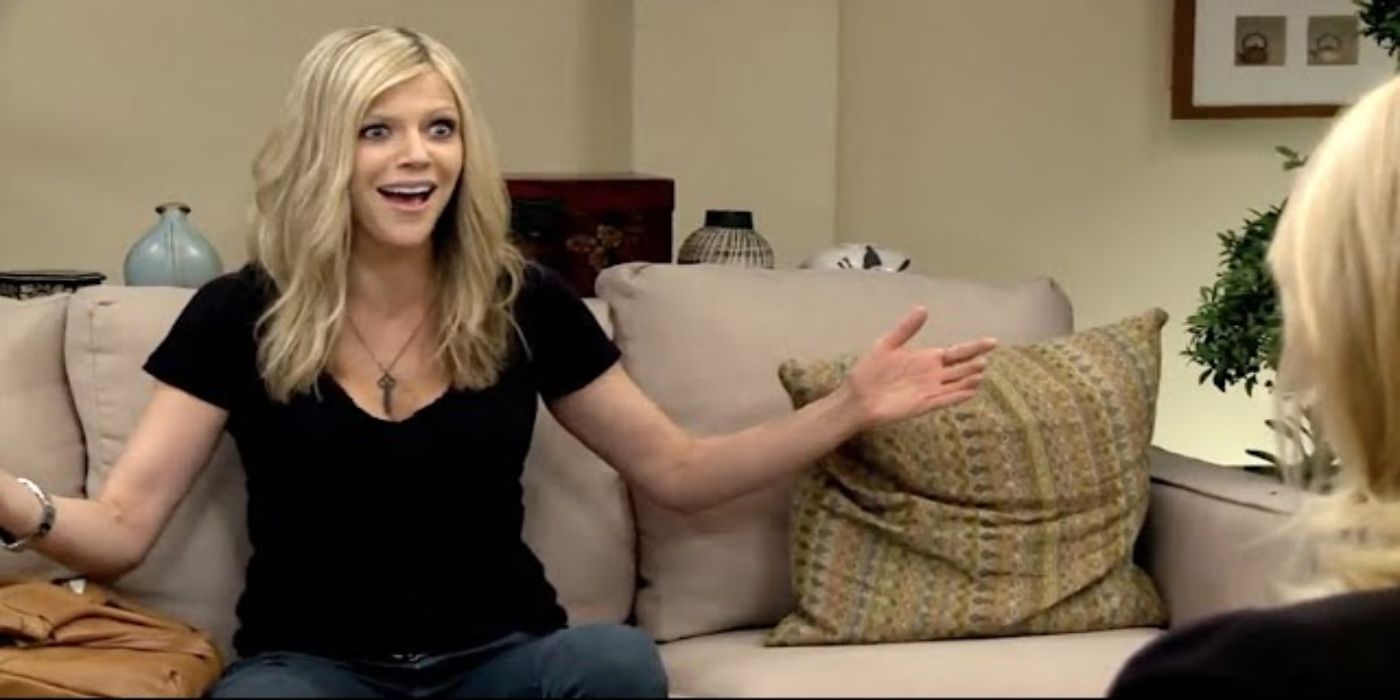 Dee gesturing and talking to someone sitting off camera in It&rsquo;s Always Sunny in Philadelphia.