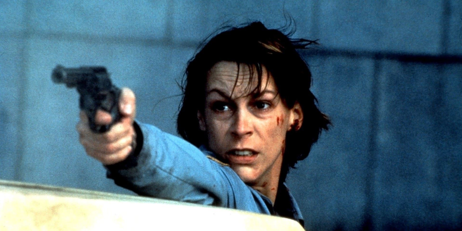 Jamie Lee Curtis aims a revolver at her stalker in Kathryn Bigelow&rsquo;s &lsquo;Blue Steel&rsquo;