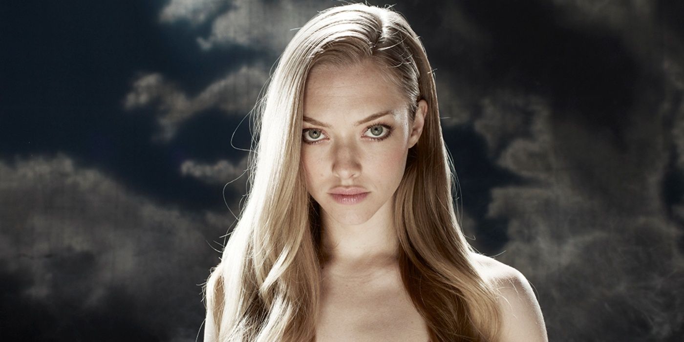 Amanda Seyfried as Needy with her hair down and black eyeliner in a promo shoot for Jennifer&rsquo;s Body