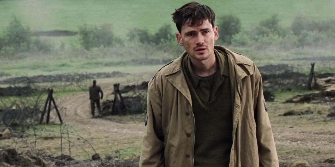 Jeremy Davies looks worried, walking past military trenches in Saving Private Ryan.
