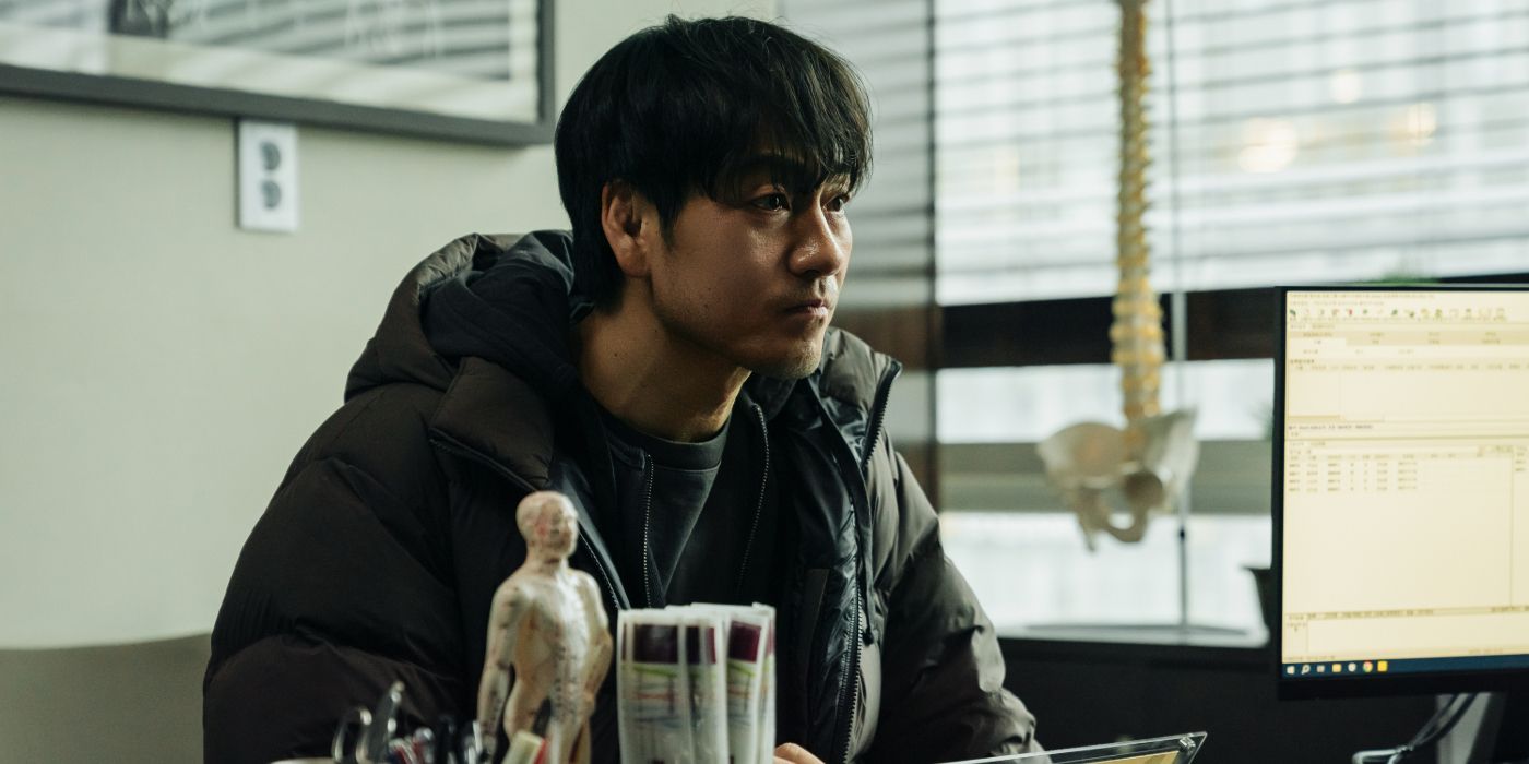 Park Hae-soo as The Witness blackmailing Glasses in Netflix&rsquo;s Karma