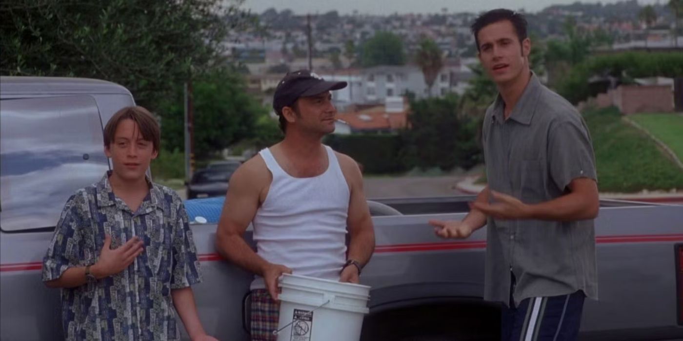 Kieran Culkin as Simon Boggs standing by a car with Freddie Prinze Jr. as Zachary &ldquo;Zack&rdquo; Siler in &ldquo;She&rsquo;s All That&rdquo;