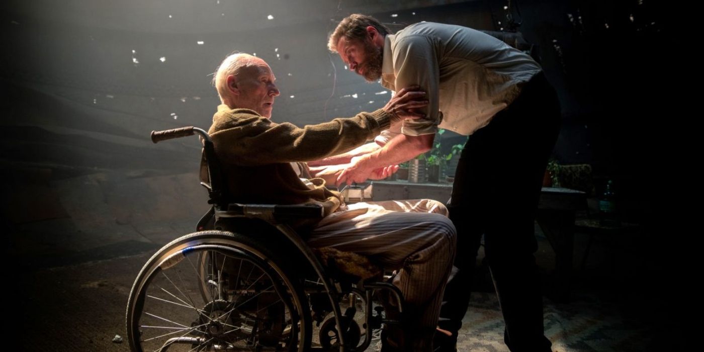 Charles Xavier (Patrick Stewart) em uma cadeira de rodas fala com Logan (Hugh Jackman) em Logan.
