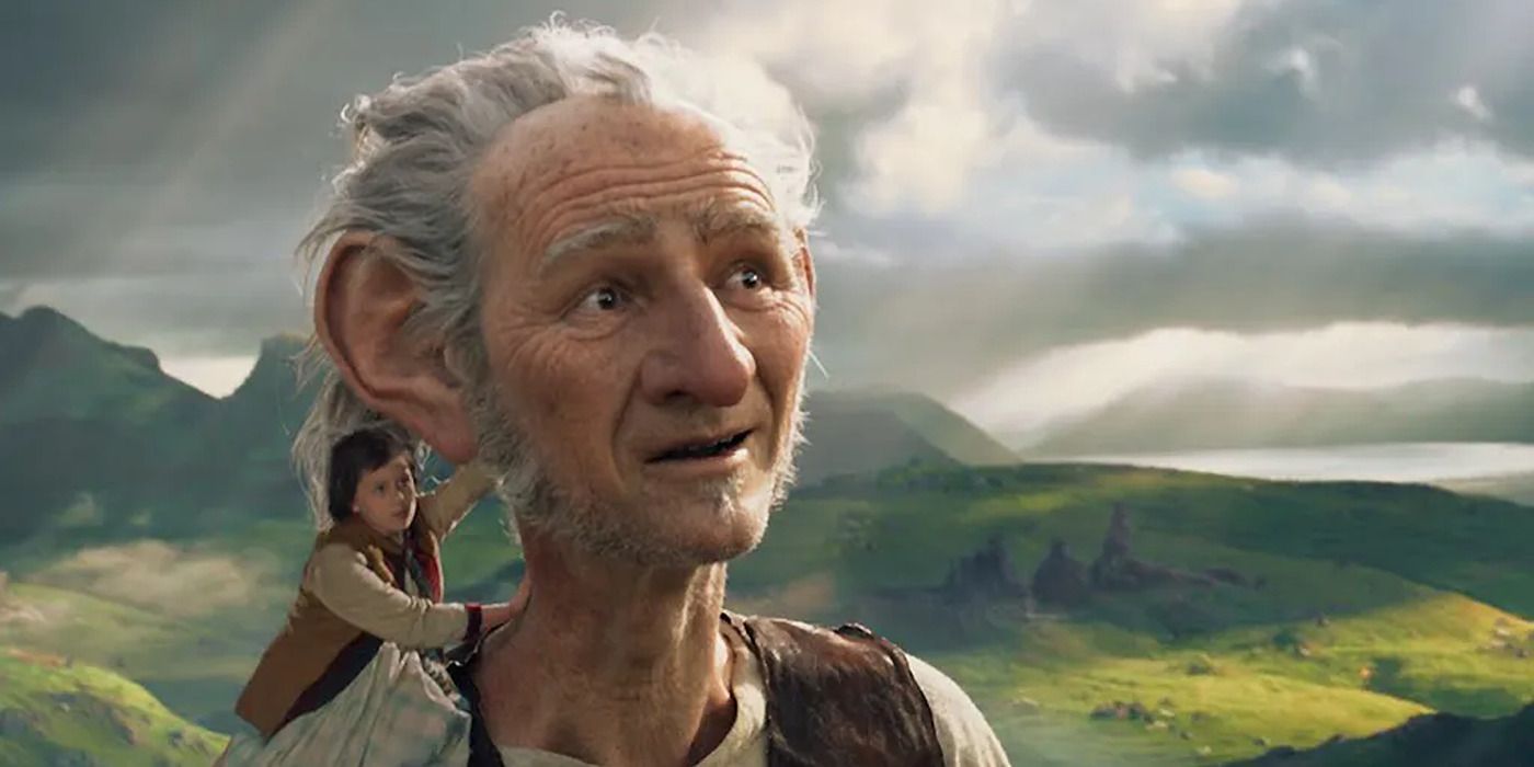 Mark Rylance carrying Ruby Barnhill in &lsquo;The BFG&rsquo;