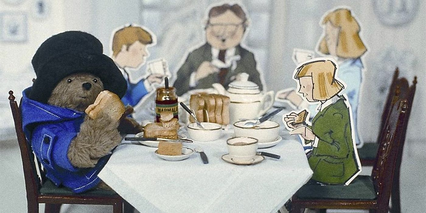 Paddington Bear having dinner with the Browns in the &lsquo;Paddington&rsquo; (1976) TV show
