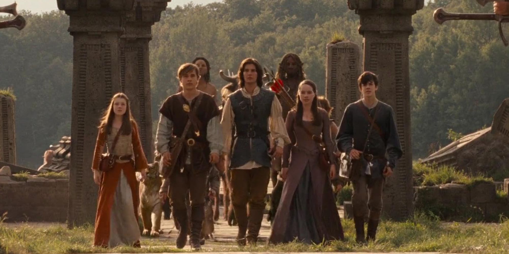 Peter (William Moseley), Susan (Anna Popplewell), Edmund (Skandar Keynes), Caspian (Ben Barnes) y Lucy (Georgie Henley) en Las Crónicas de Narnia: El Príncipe Caspian