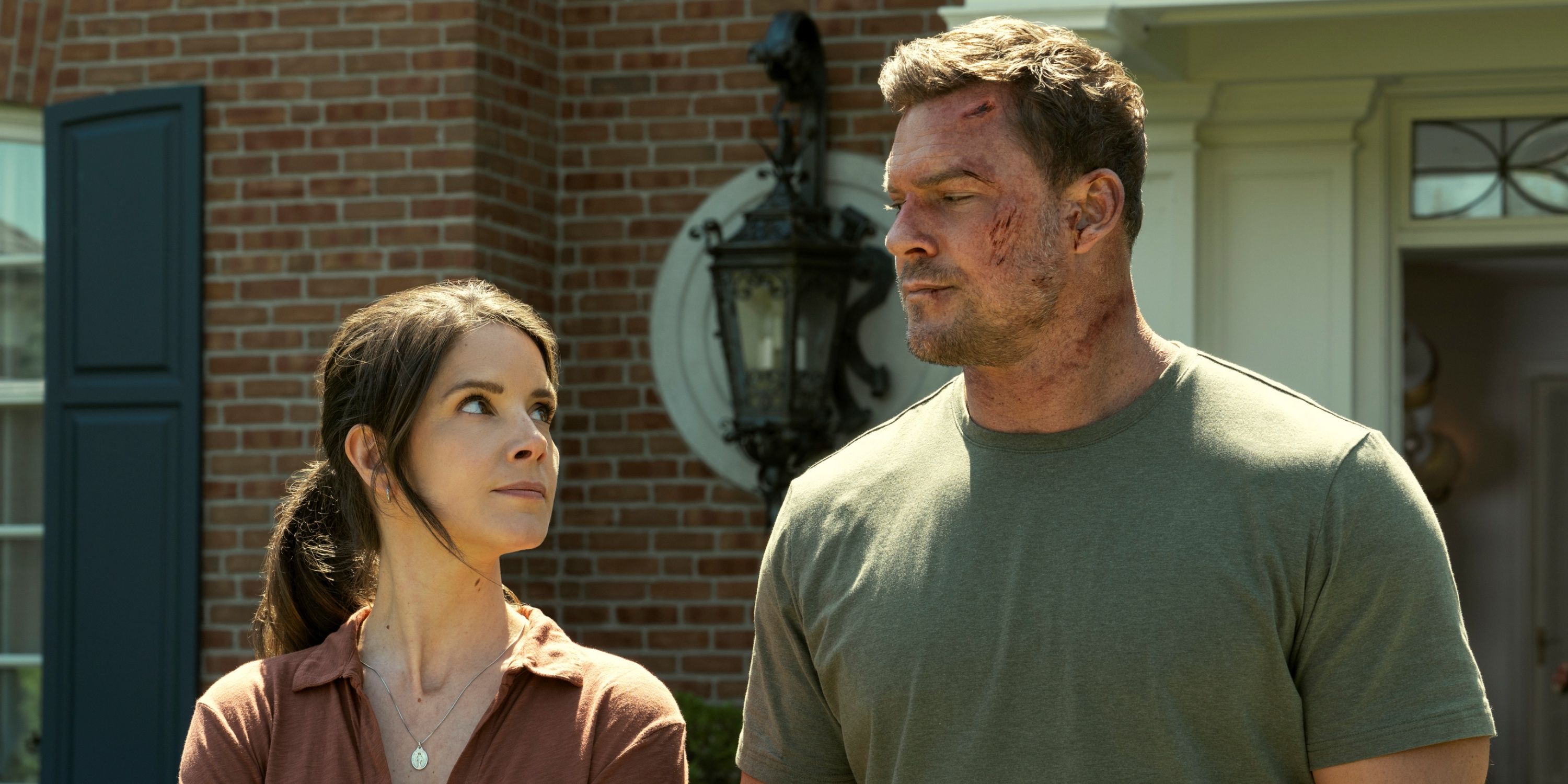 Sonya Cassidy kā Susan Duffy Nākamais Alans Ričsons kā Reacher ar griezumiem sejā 3. sezonā