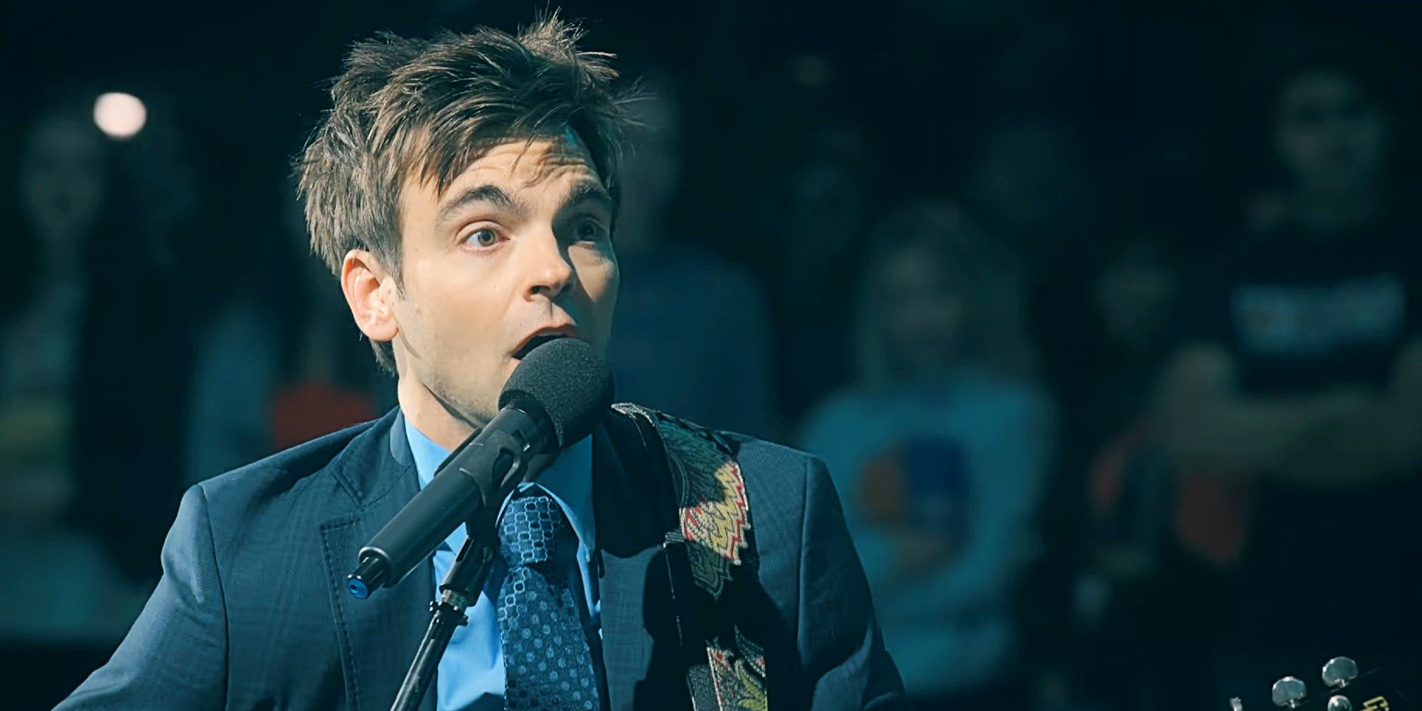 Drew Tarver as Sandy Gordon singing and playing guitar in Running Point.