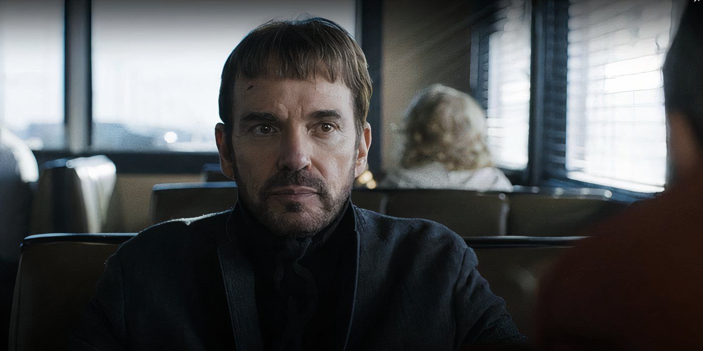 Billy Bob Thornton as Lorne Malvo in Fargo sits at a diner in the first episode while he discusses with Lester.