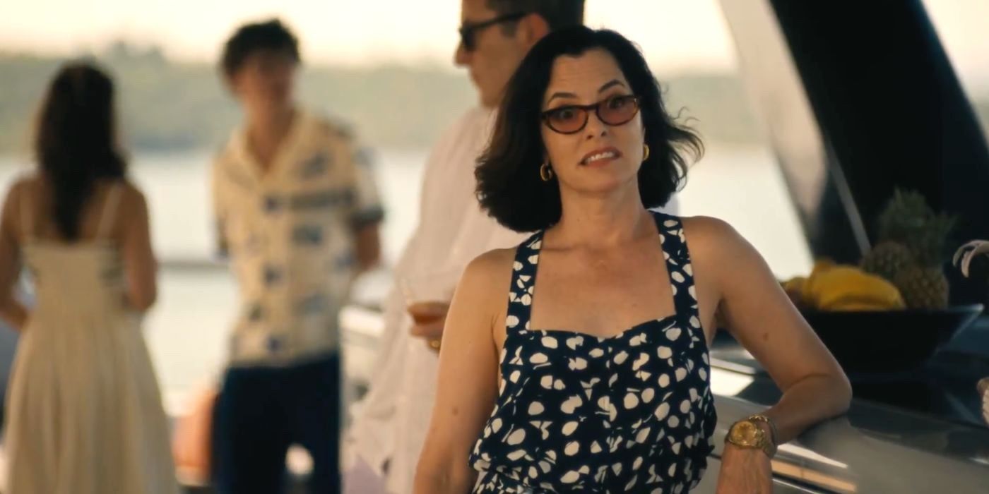 Victoria (Parker Posey) n'est pas impressionnée par un passager de yacht dans la saison 3 du Lotus blanc.