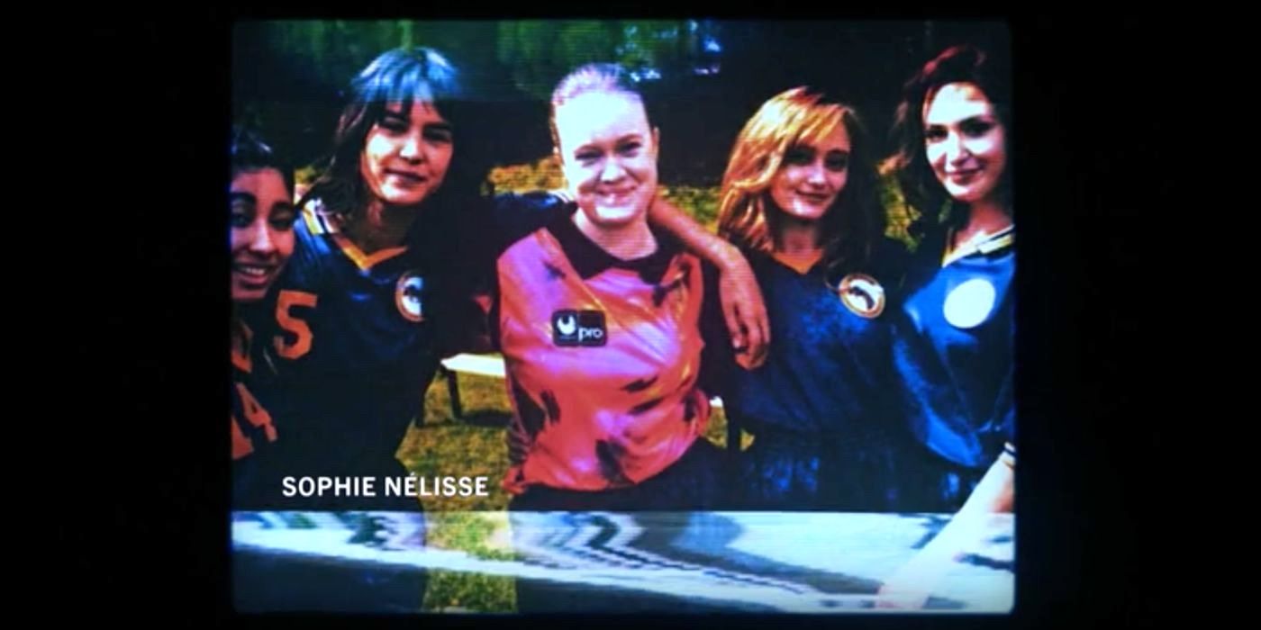 The Yellowjackets soccer team pose for a picture in the opening credits of the TV series Yellowjackets.