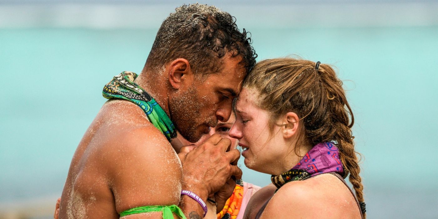 Joe tiene las manos de Eva después de un desafío en 'Survivor 48.