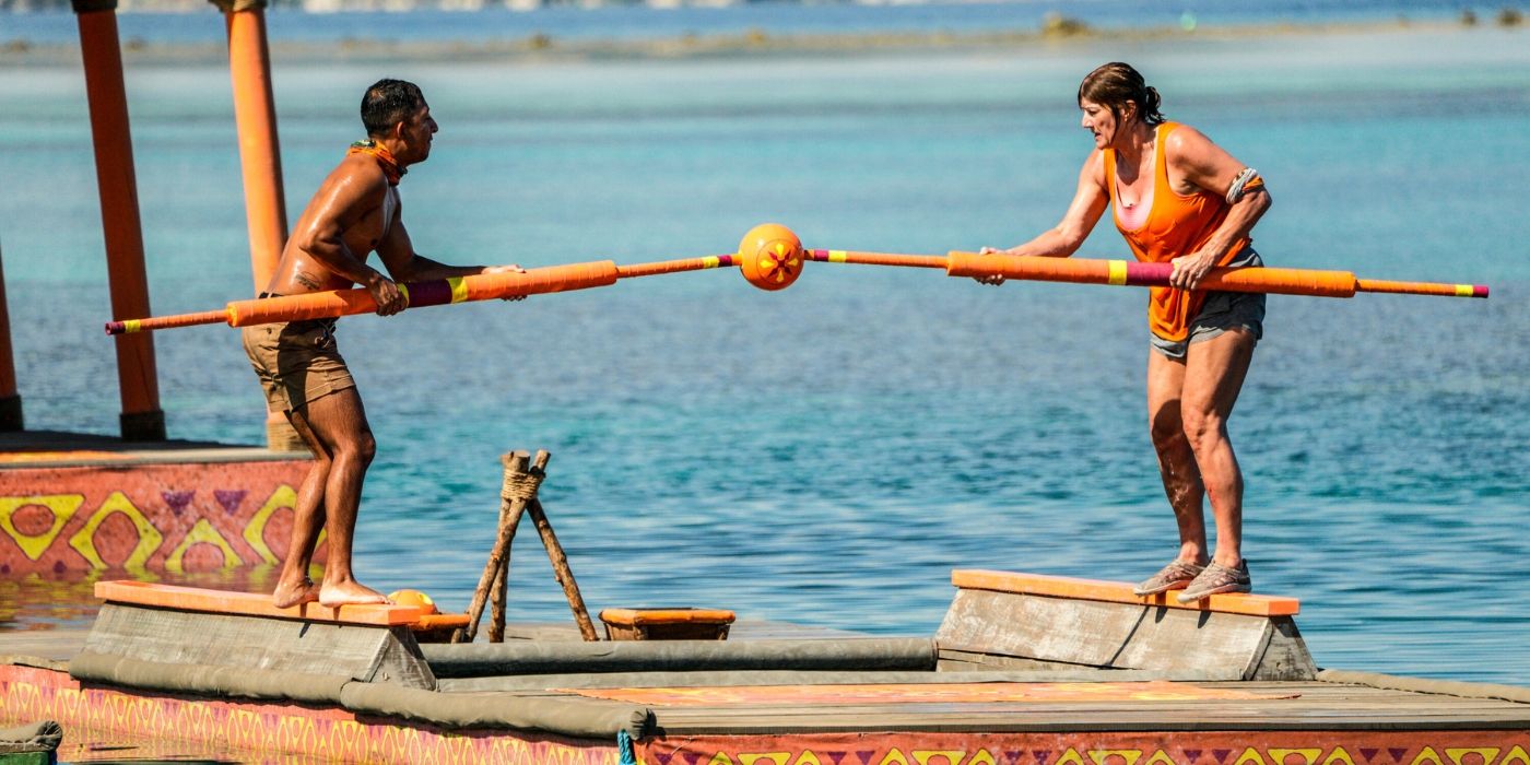 Mitch y Chrissy equilibran una boya en 'Survivor 48.'