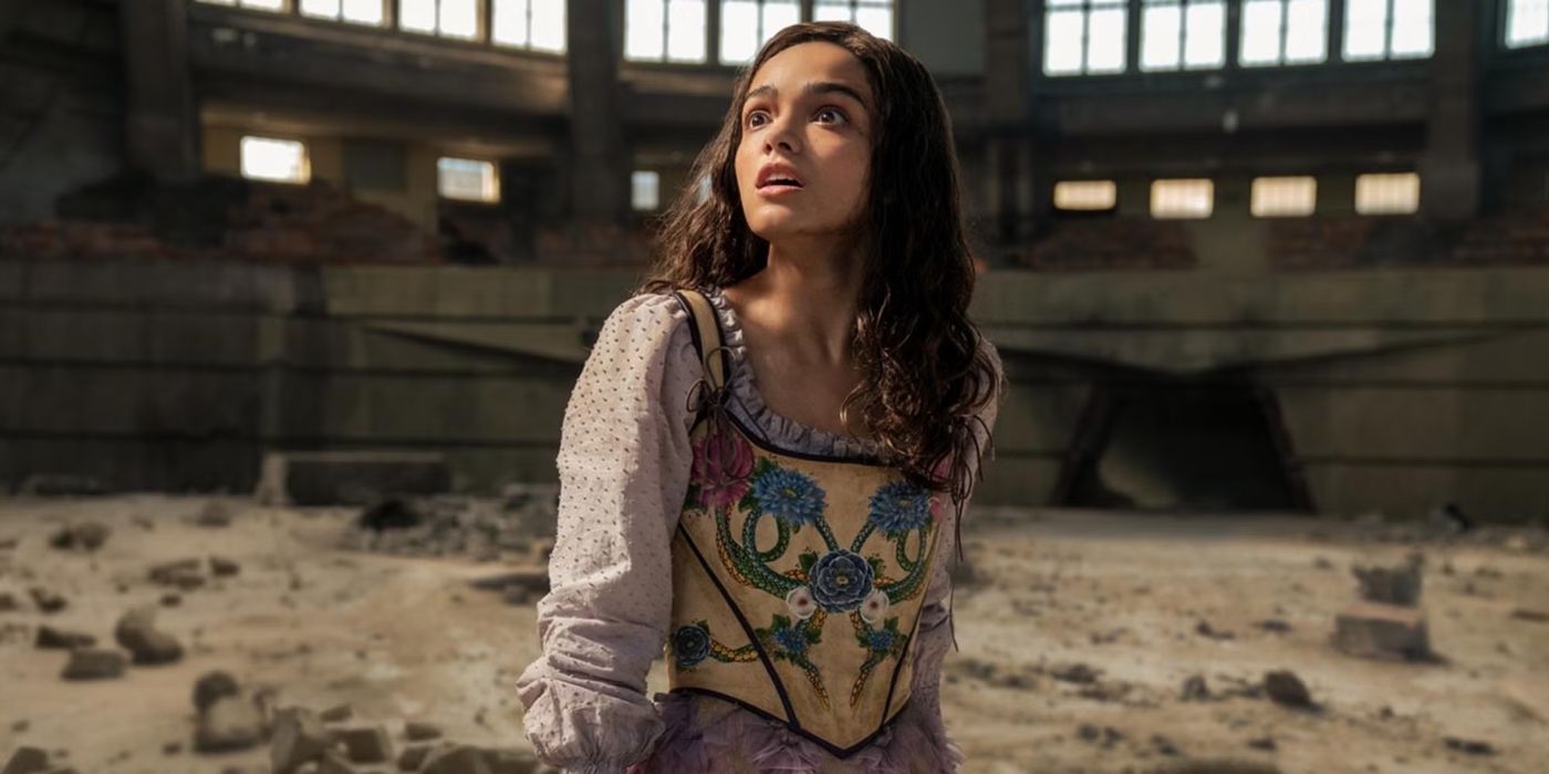 Lucy Gray Baird looking frightened in the arena in The Ballad of Songbirds and Snakes