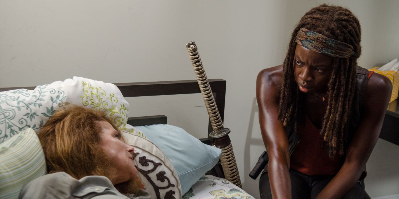 Tovah Feldshuh as Deanna on her deathbed with Danai Gurira as Michonne in The Walking Dead Season 6.