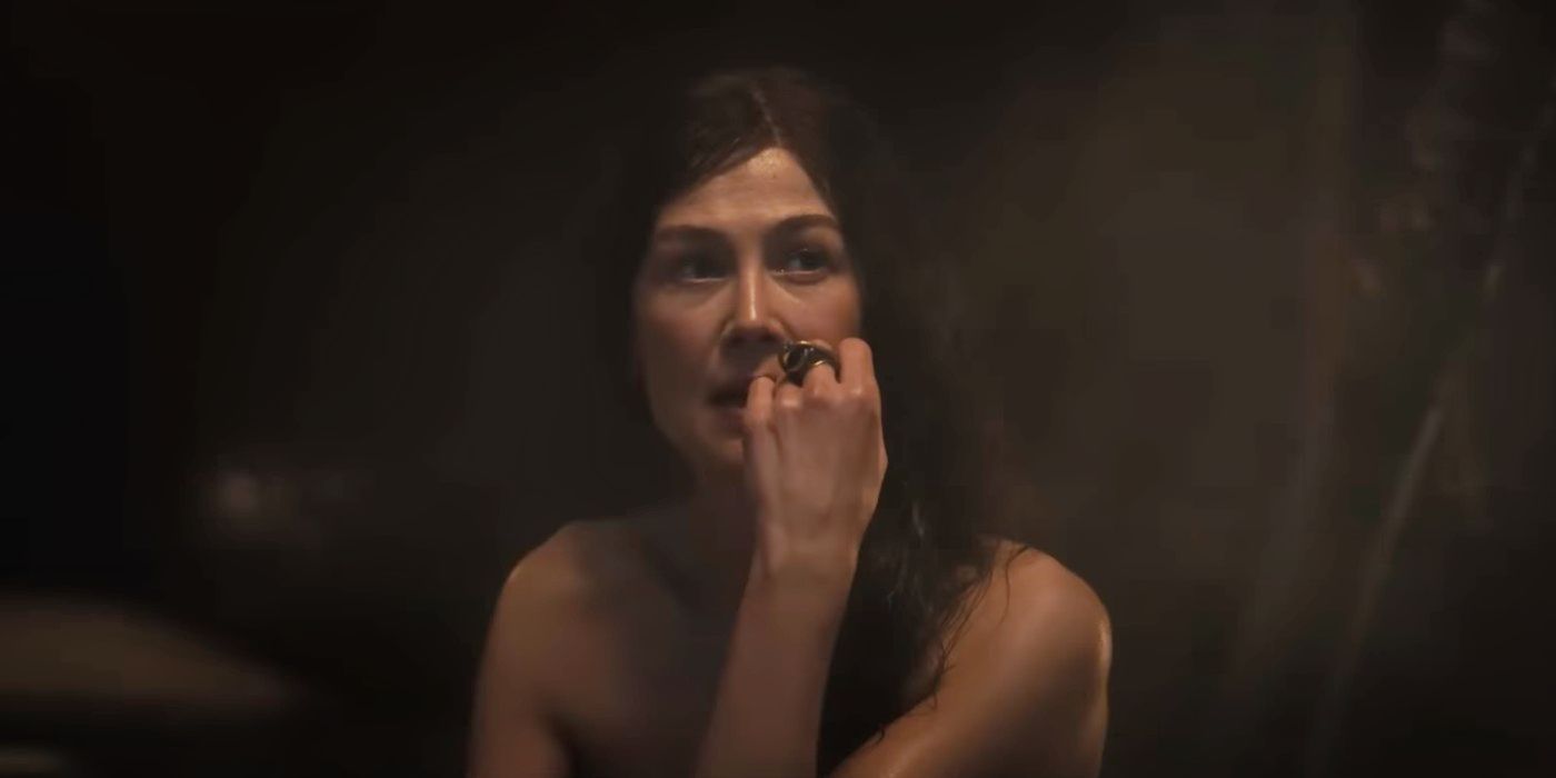 Moiraine (Rosamund Pike) in the sweat tent in The Wheel of Time Season 3 Episode 3