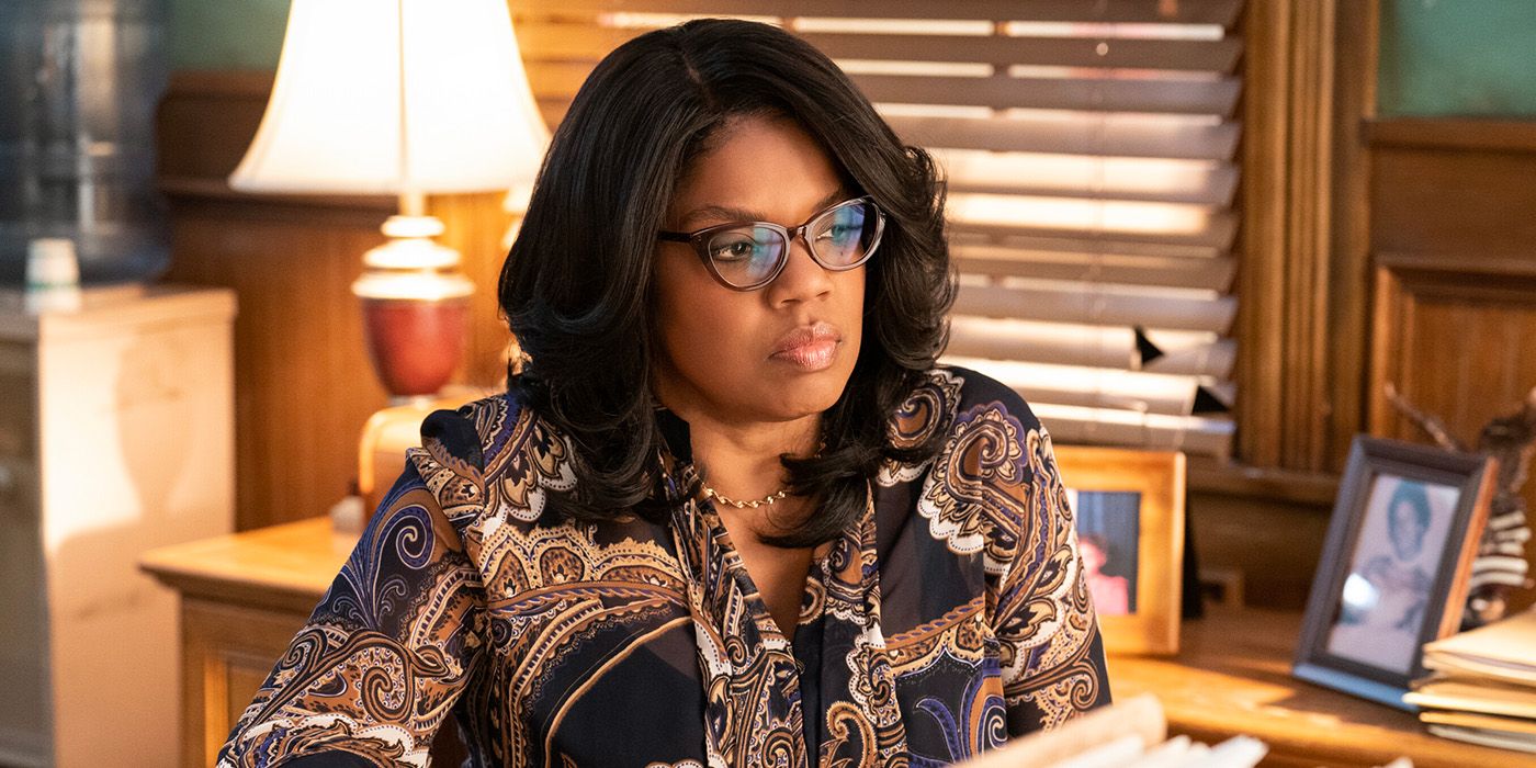 Tyla Abercrumbie as Mary Jo Hayes sitting at her desk in NCIS Origins