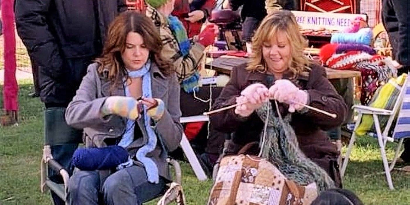 Lorelai and Sookie knitting together in Gilmore Girls Season 7.