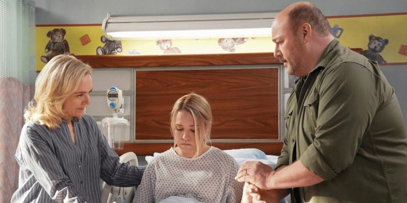 Mandy sits in a hospital bed with her parents on either side in Young Sheldon