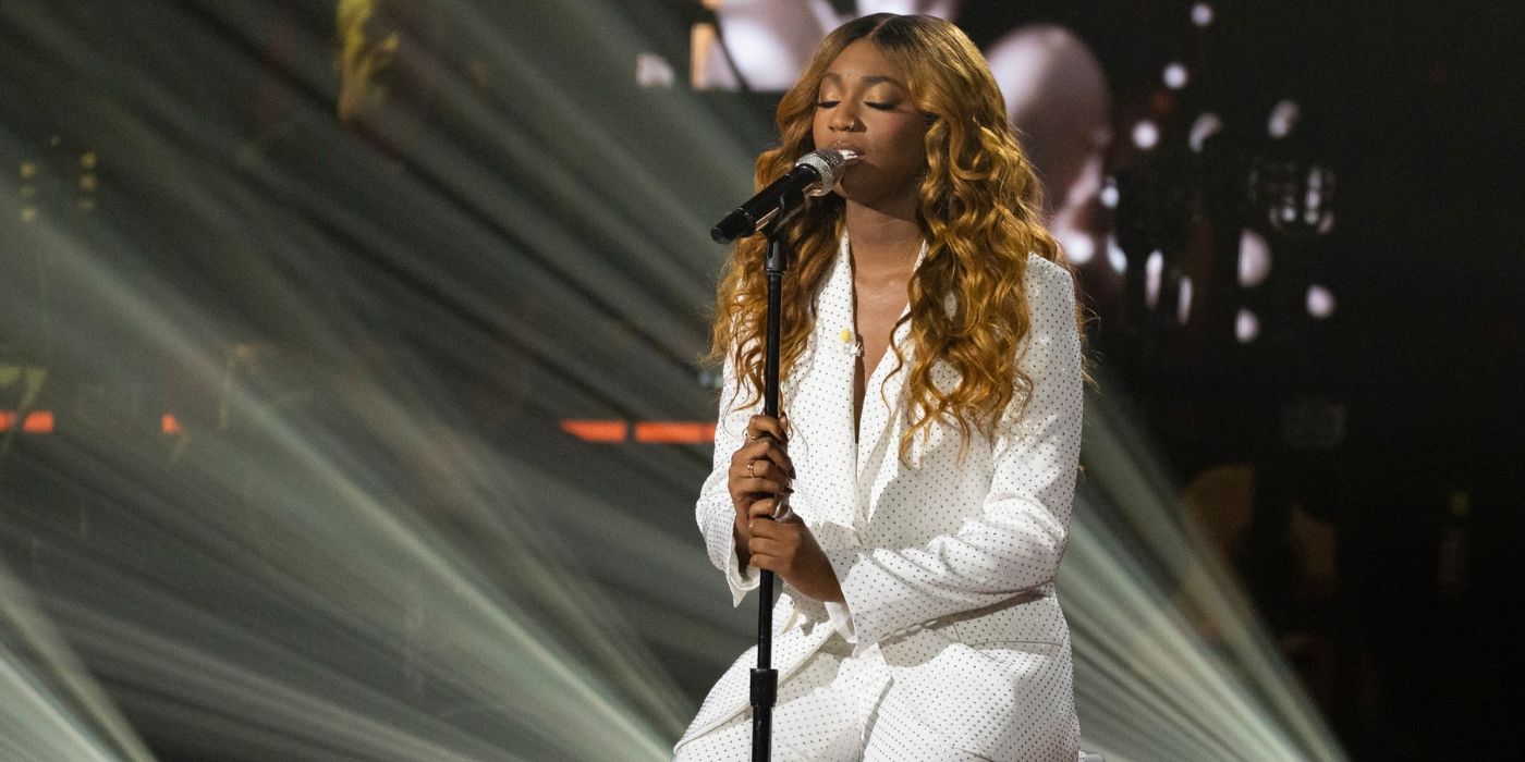 Gabby Samone canta durante os momentos icônicos de 'ídolo' na temporada 23 'American Idol'.