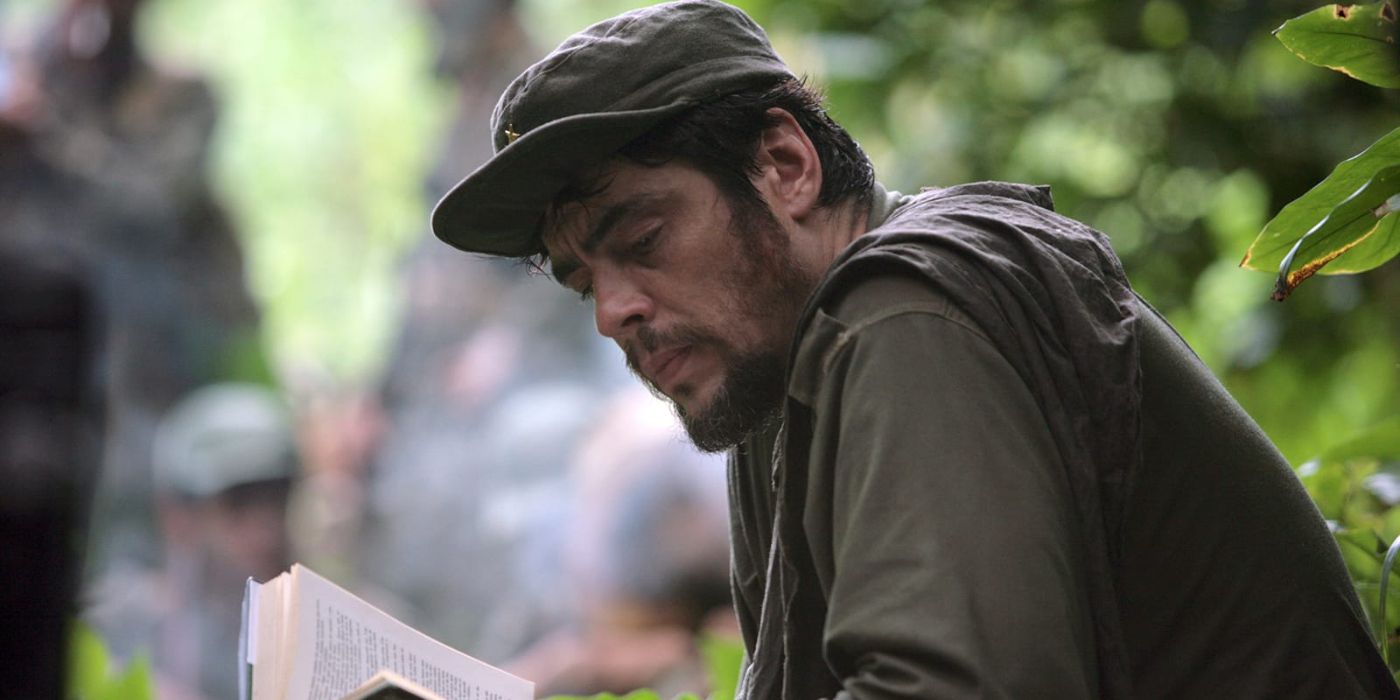 Benicio del Toro as Che Guevara reading a book in nature in Che