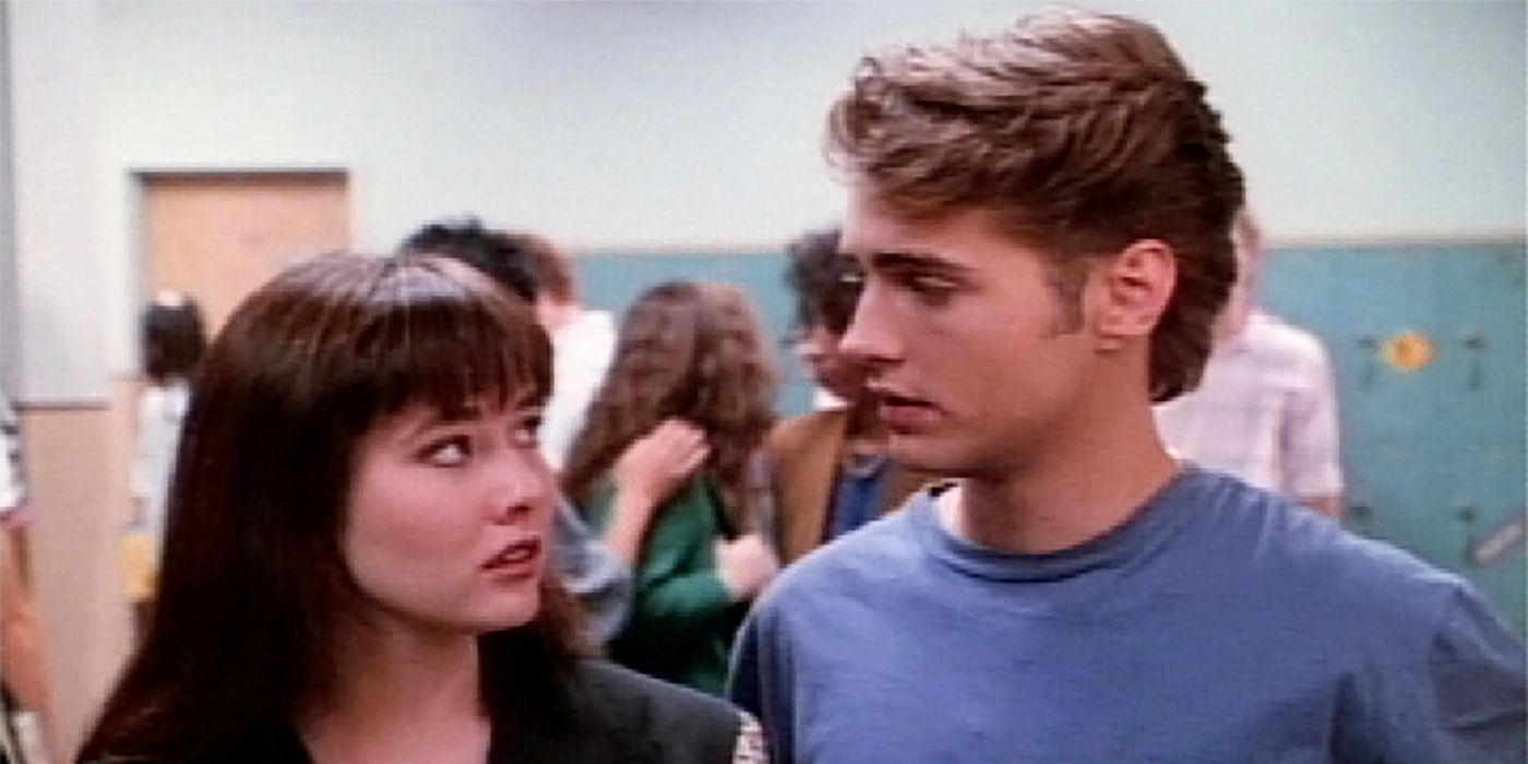 Brenda and Brandon looking at one another at school in Beverly Hills, 90210