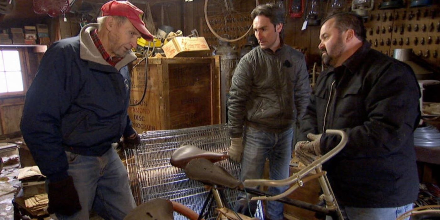 Mike Wolfe and Frank Fritz checking out vintage bikes in American Pickers season 1.