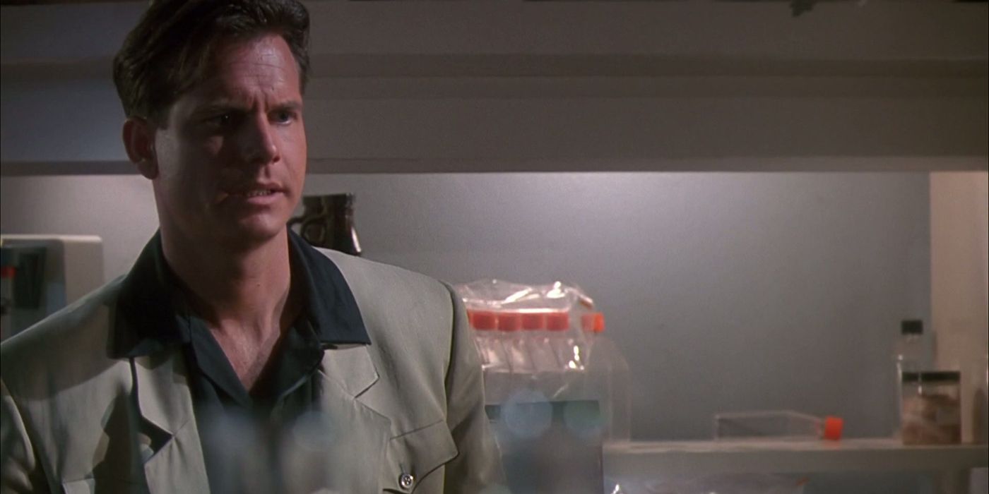Bill Paxton as Jerry Lambert looking confused in a lab in Predator 2.