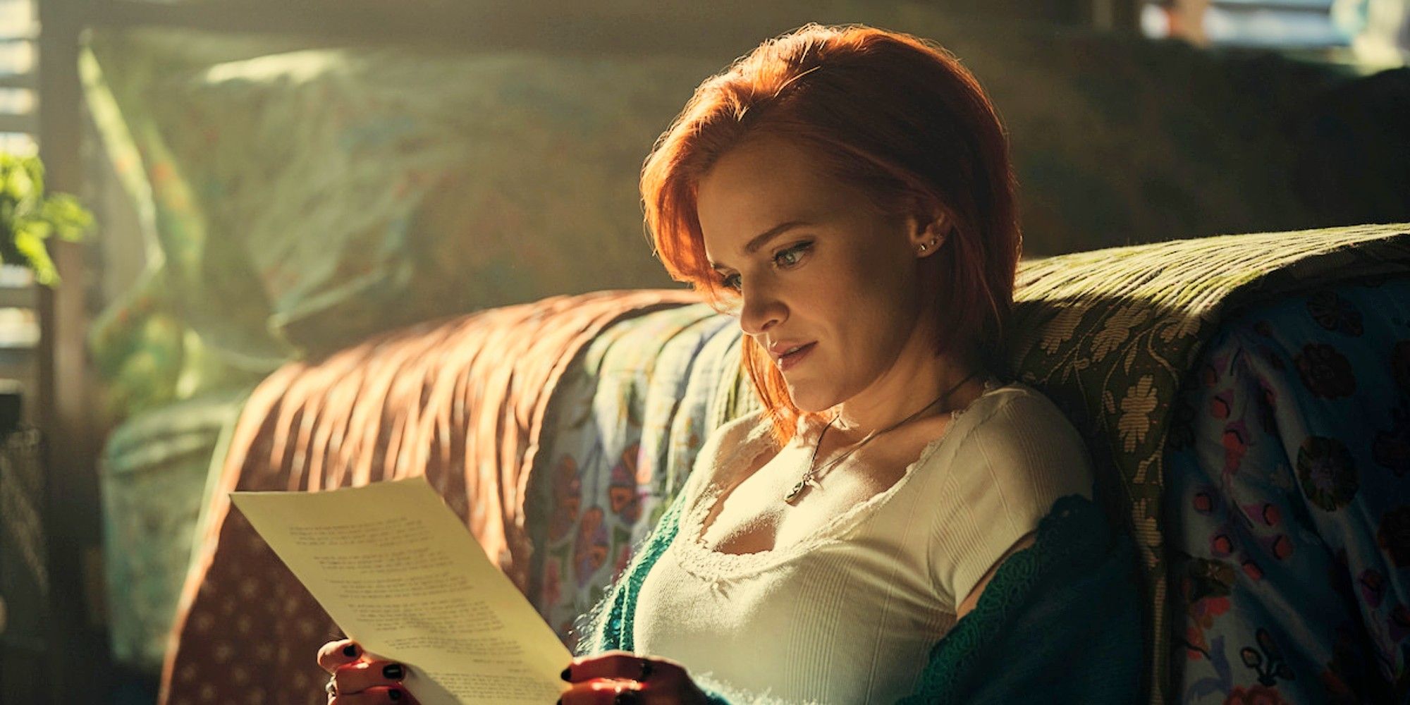 Bronte / Louise Flannery reading a piece of paper in You Season 5
