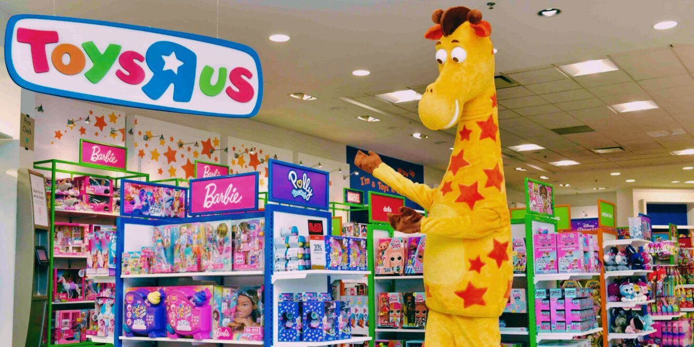 Geoffrey the Giraffe in front of a toy section at Toys &lsquo;R&rsquo; Us