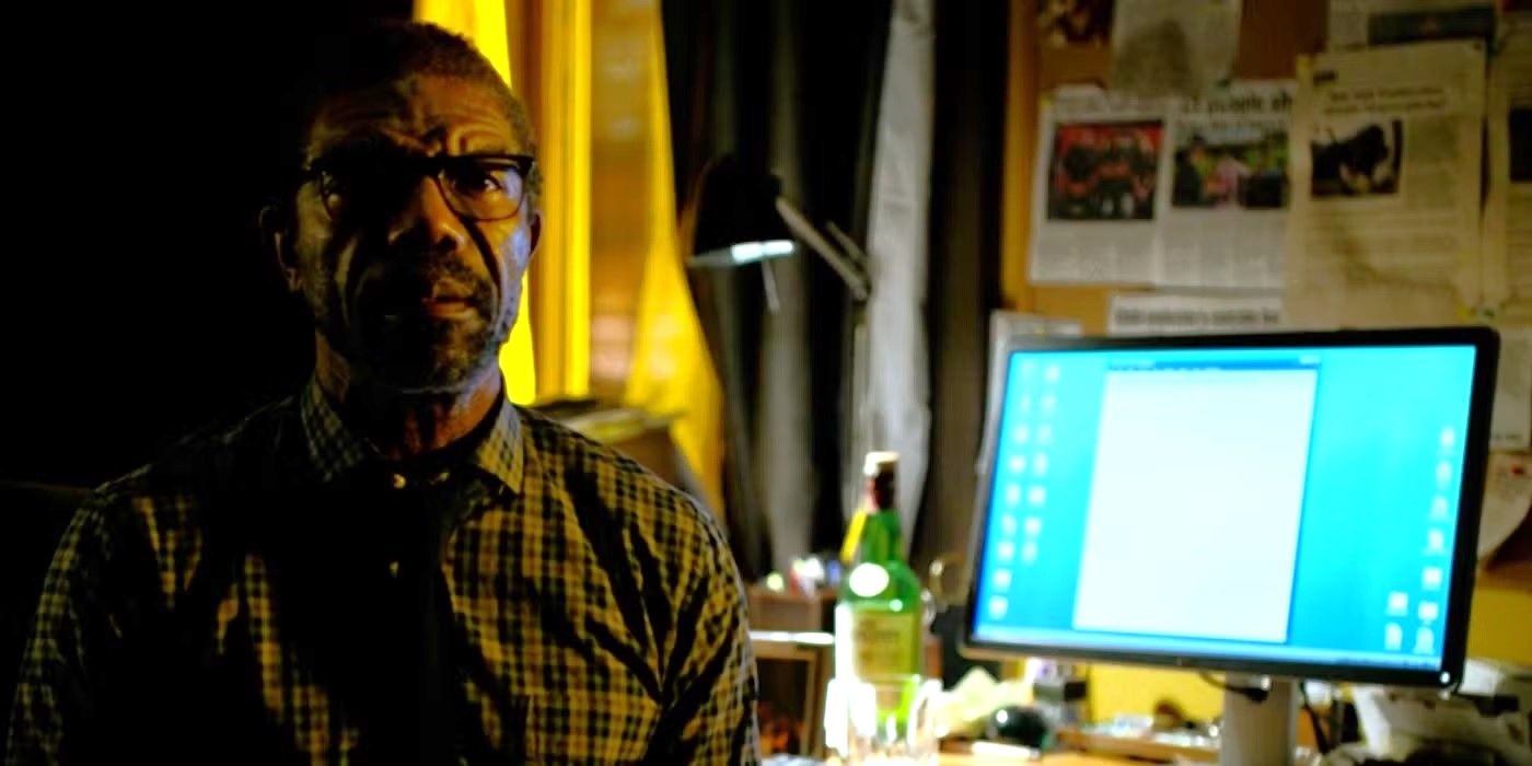 Ben Urich (Vondie Curtis-Hall) next to a computer looking forward in Daredevil Season 1, Episode 12.