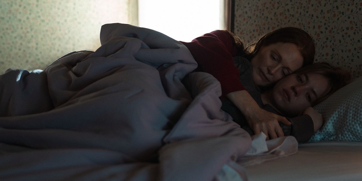 Julianne Moore and Sydney Sweeney in Echo Valley