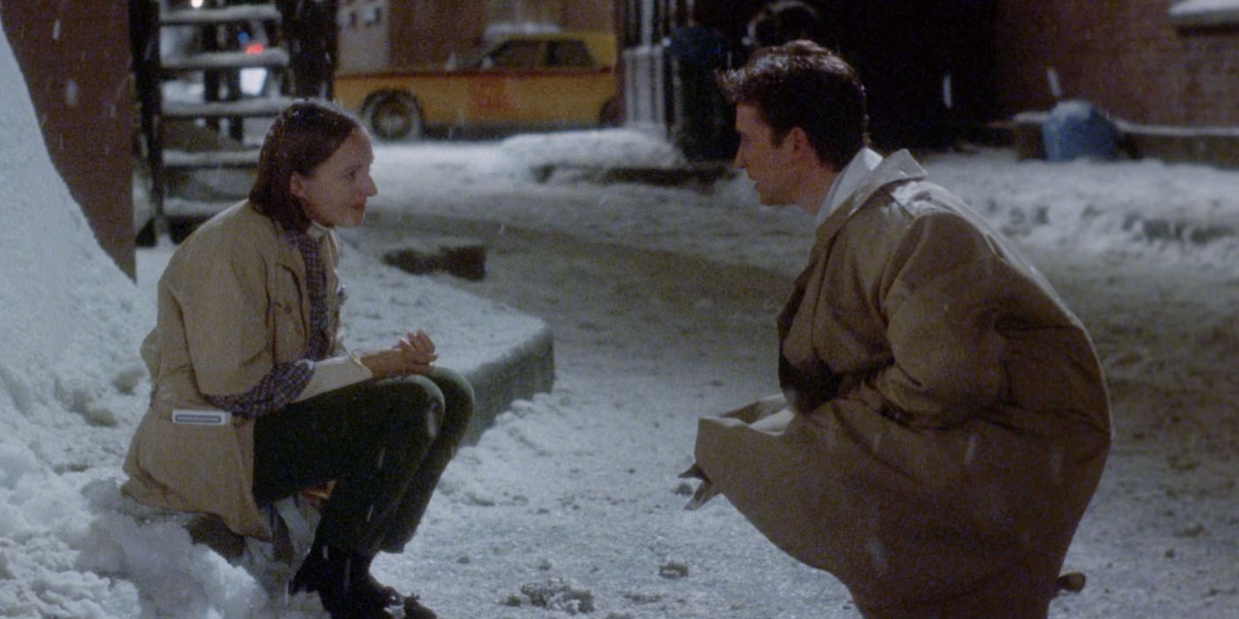 John Carter (Noah Wyle) outside in the snow talking to a woman in ER.
