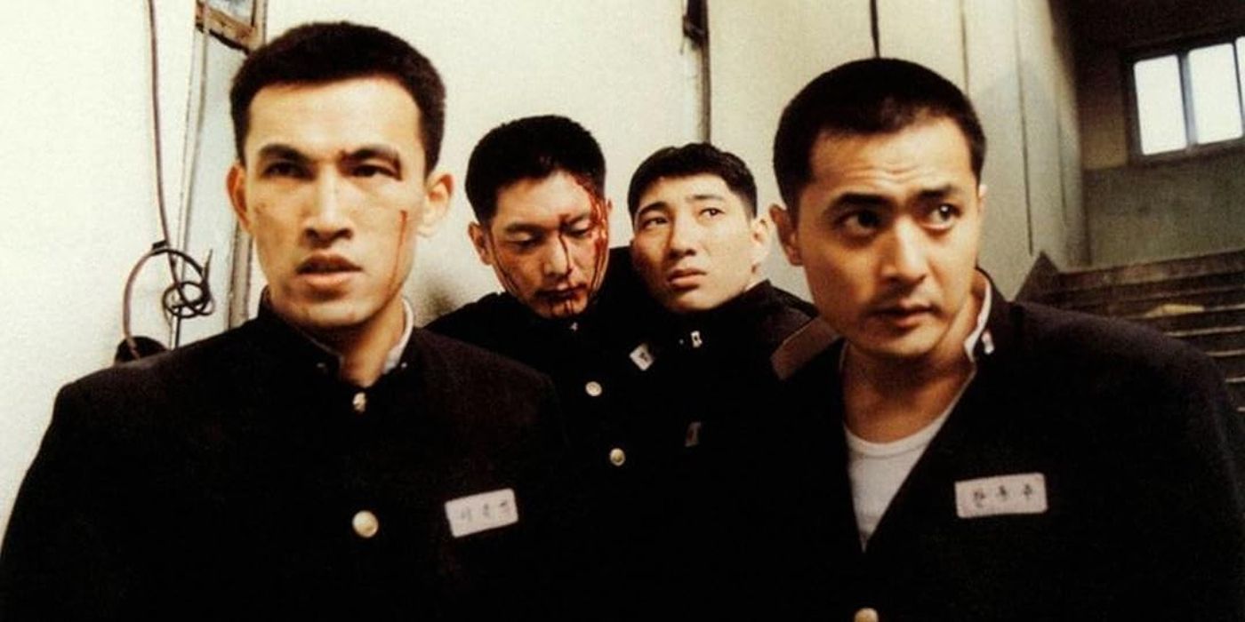Yu Oh-seong, Jang Dong-gun, Seo Tae-hwa, and Jung Woon-taek standing in a hallway together in a scene from Friend (Chingu)